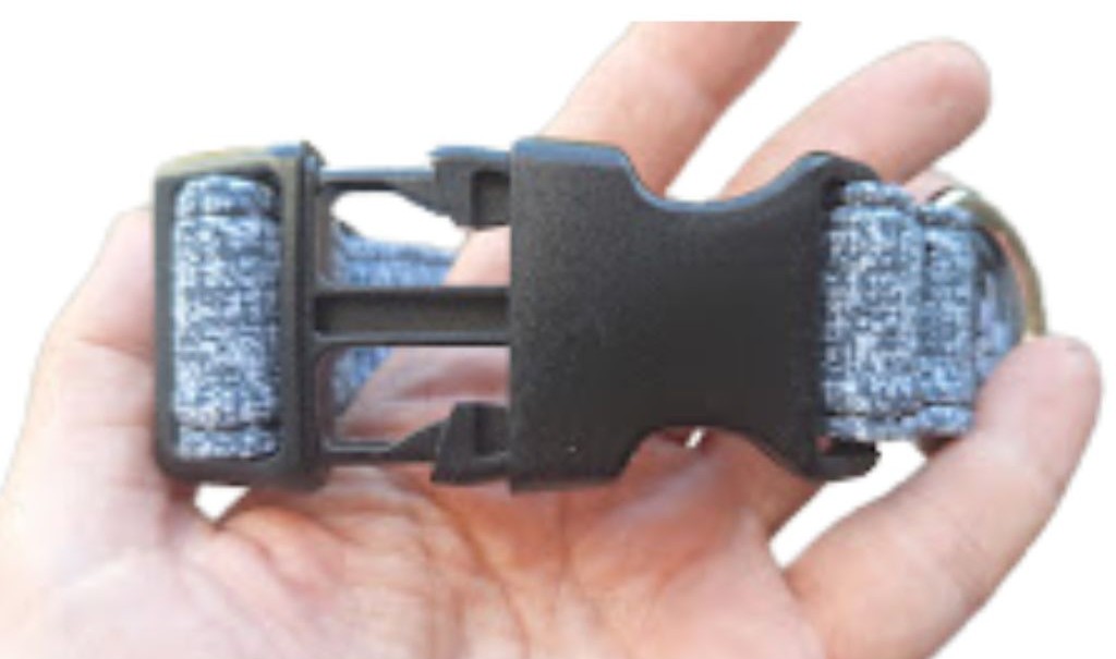 šedý obojek pro psa